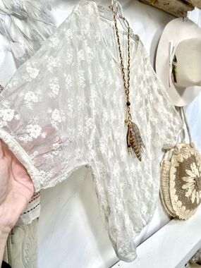 Sweet semi sheer lace boho floral blouse w shabby chic resort vacay beach vibe